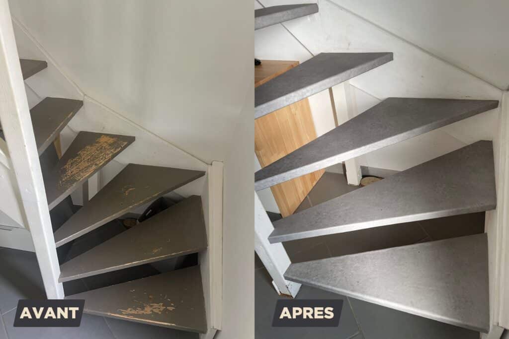 Avant/Après rénovation d'escalier : marches gris foncé écaillées remplacées par un revêtement gris béton uniforme. Texte : AVANT/APRES.